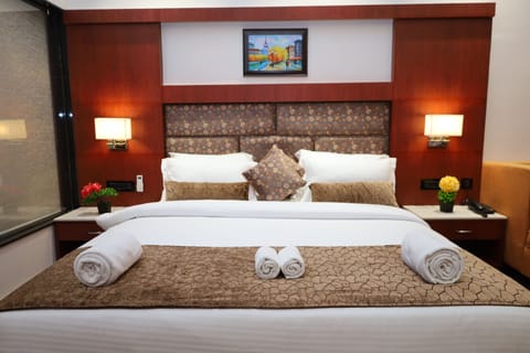 Egyptian cotton sheets, premium bedding, minibar, desk