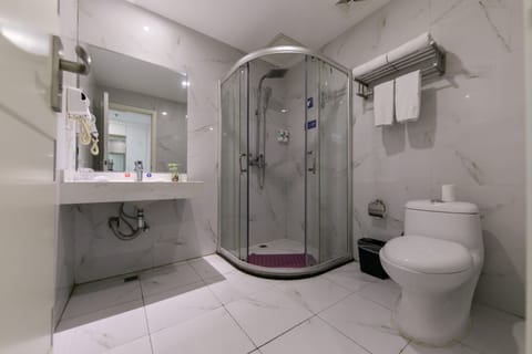 Executive Single Room | Bathroom | Shower, rainfall showerhead, free toiletries, hair dryer