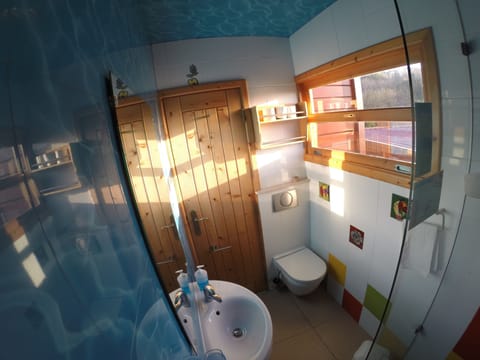 Chalet, 2 Bedrooms | Bathroom | Shower, free toiletries, hair dryer, towels