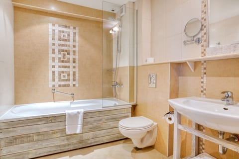 Executive Double Room | Bathroom | Free toiletries, hair dryer, slippers, towels