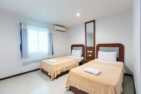 Standard Twin Room | In-room safe, desk, free WiFi, bed sheets