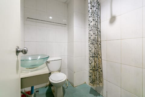 Standard Twin Room | Bathroom | Shower, bidet, towels, soap