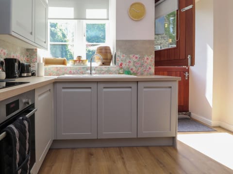 Cottage | Private kitchen | Fridge, dishwasher, electric kettle, toaster