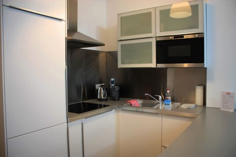 Deluxe Apartment, 1 Bedroom, Kitchen, Courtyard Area | Private kitchen | Full-size fridge, microwave, stovetop, dishwasher