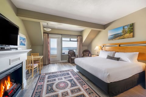 Deluxe Studio Suite, 1 King Bed, Ocean View | Hypo-allergenic bedding, desk, blackout drapes, iron/ironing board