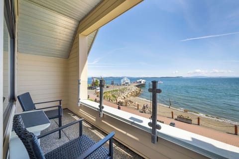 Deluxe Studio Suite, 2 Queen Beds, Ocean View | Terrace/patio