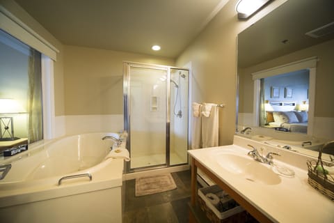 Deluxe Studio Suite, 1 King Bed with Sofa bed, Ocean View | Bathroom | Free toiletries, hair dryer, bathrobes, towels