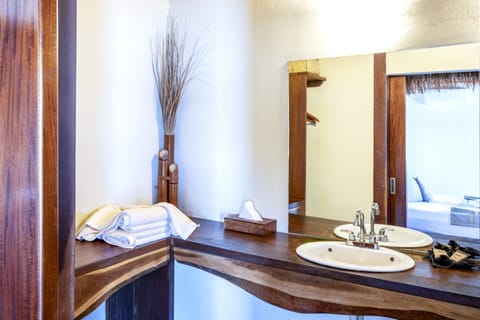 Deluxe Double Room | Bathroom | Shower, soap, shampoo, toilet paper