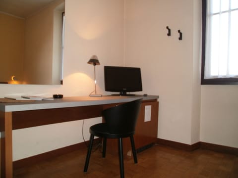 Standard Double Room, Park View | In-room business center