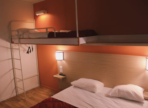 Standard Room, Multiple Beds | Desk, soundproofing, free WiFi, bed sheets