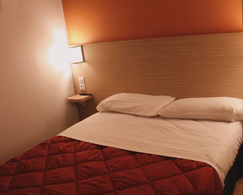 Standard Room, 1 Double Bed | Desk, soundproofing, free WiFi, bed sheets