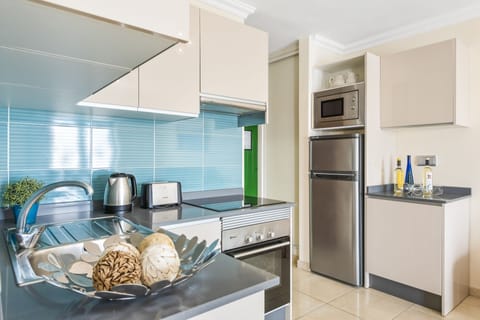 Superior Apartment, 2 Bedrooms | Private kitchen | Fridge, microwave, oven, stovetop