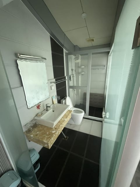 Elite Double or Twin Room | Bathroom | Shower, hydromassage showerhead, free toiletries, bathrobes
