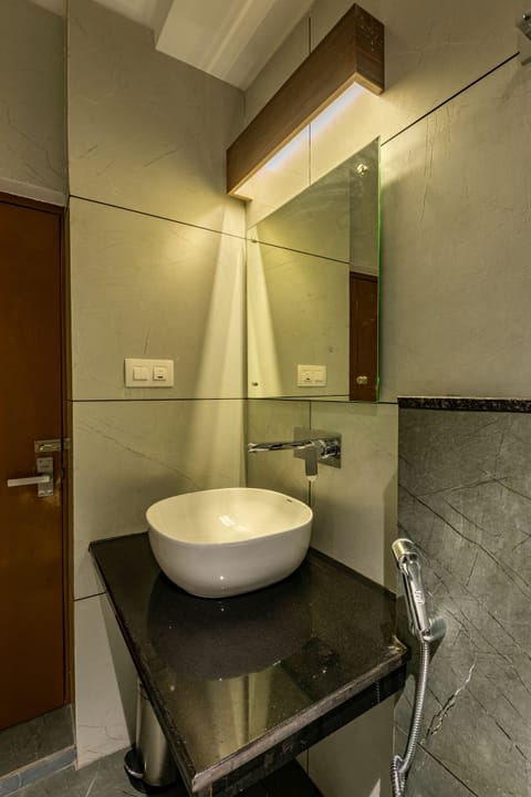 Premium Room | Bathroom | Shower, rainfall showerhead, free toiletries, towels