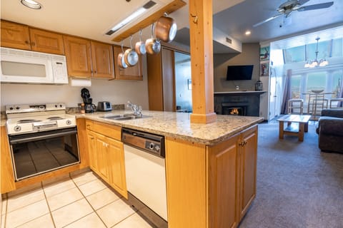 Lodge at the Mountain 150 | Private kitchen | Full-size fridge, microwave, oven, stovetop