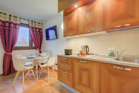 Family Apartment, 1 Bedroom (L' Aquila Campo Smith On The Ski) | Private kitchen | Fridge, stovetop, electric kettle, cookware/dishes/utensils