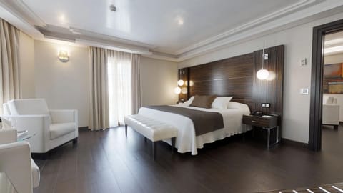 Premium bedding, down comforters, minibar, in-room safe