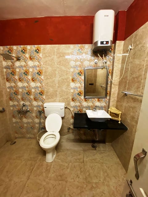 Family Villa | Bathroom | Shower, rainfall showerhead, free toiletries, towels