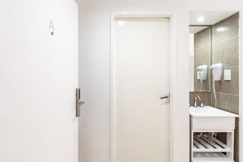 Studio (6A) | Bathroom | Shower, towels, soap, shampoo