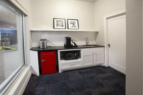 Comfort Suite | Private kitchenette | Mini-fridge, coffee/tea maker, ice maker, paper towels