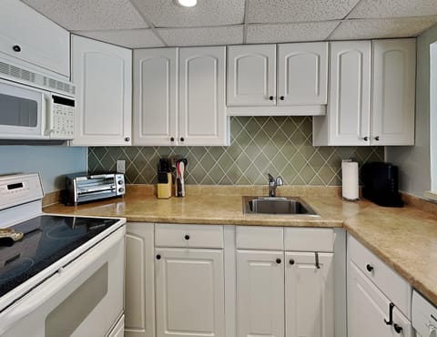 Condo, Pool Access, Ocean View | Private kitchen | Fridge, microwave, oven, stovetop