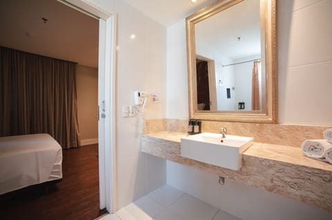 Superior Double Room (PcD) | Bathroom | Shower, hair dryer, bidet, towels