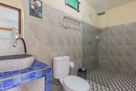 Deluxe Double Room | Bathroom | Shower, rainfall showerhead, free toiletries, towels