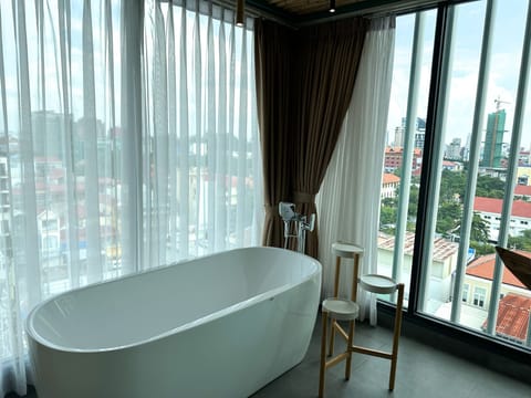 Deluxe Suite | Bathroom | Separate tub and shower, rainfall showerhead, hair dryer, bathrobes