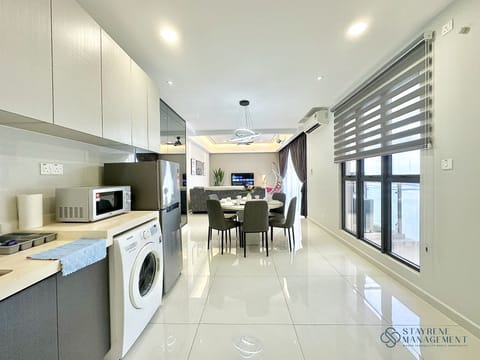 Family Apartment, 3 Bedrooms, Non Smoking, Sea View | Private kitchen | Fridge, microwave, stovetop, electric kettle