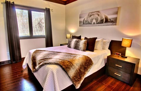 Chalet, 2 Bedrooms, 2 Bathrooms | Premium bedding, blackout drapes, free WiFi, bed sheets