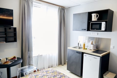 Deluxe Studio | Private kitchen | Mini-fridge, microwave, stovetop, toaster