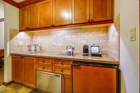 Apartment (1 Bedroom) | Private kitchen | Dishwasher, cookware/dishes/utensils, paper towels