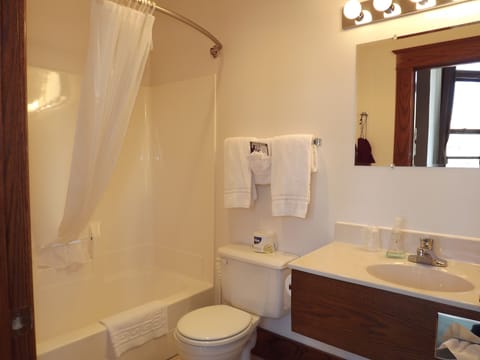 Deluxe Suite, 1 King Bed (Mayor's Office) | Bathroom | Combined shower/tub, free toiletries, hair dryer, towels