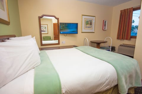 Deluxe Studio, 1 Queen Bed, Kitchenette | Iron/ironing board, free WiFi, bed sheets