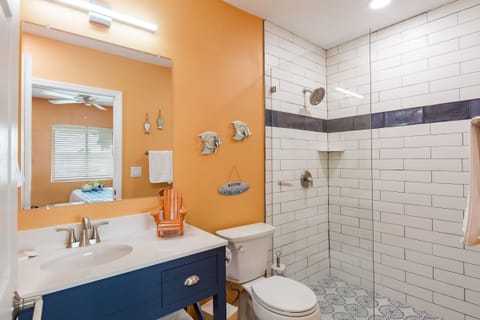 Luxury Suite | Bathroom | Hair dryer, towels