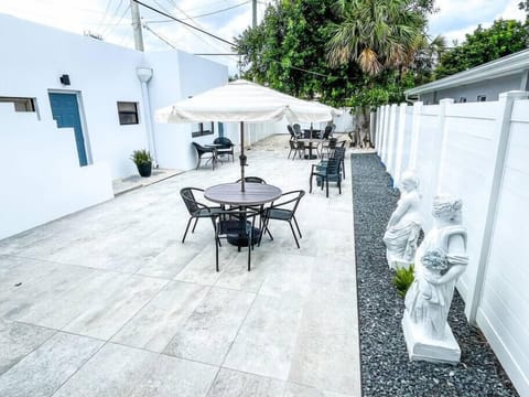 Shared Patio for all guests of the building (1)