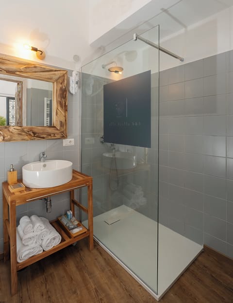 Double Room | Bathroom | Shower, hydromassage showerhead, free toiletries, hair dryer