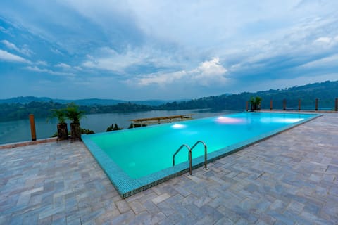 2 outdoor pools