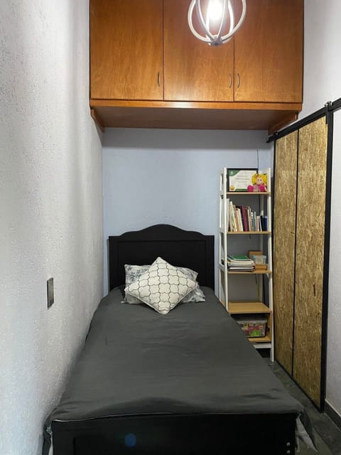 Single Room | Desk, laptop workspace, free WiFi