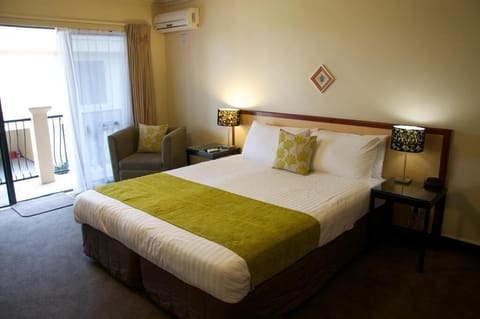 Executive Studio Suite | Iron/ironing board, free WiFi, bed sheets