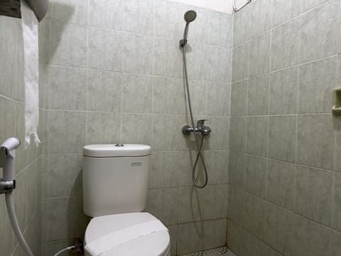 Deluxe Twin Room | Bathroom | Shower, towels, toilet paper