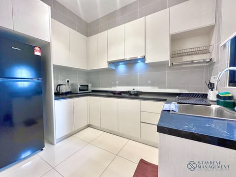 Comfort Studio, 2 Queen Beds, City View | Private kitchen | Electric kettle, cookware/dishes/utensils, cleaning supplies