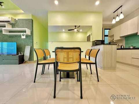 Comfort Apartment, 3 Bedrooms, City View | In-room dining