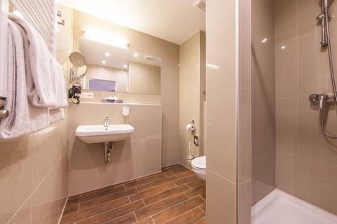 Family Room (5 Persons) | Bathroom | Shower, free toiletries, hair dryer, towels