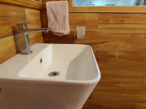 Grand Room | Bathroom | Separate tub and shower, free toiletries, bathrobes, bidet