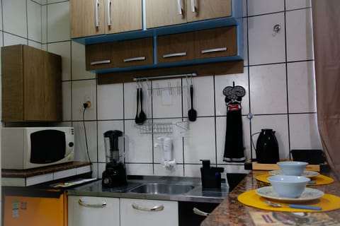 Studio Suite | Private kitchen | Fridge, blender, cookware/dishes/utensils, cleaning supplies