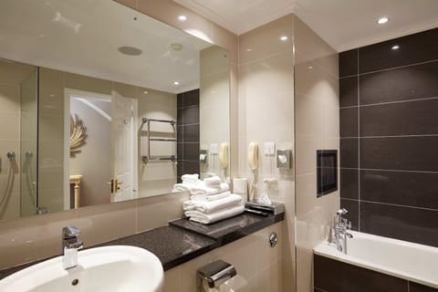 Junior Suite | Bathroom | Free toiletries, hair dryer, bathrobes, slippers