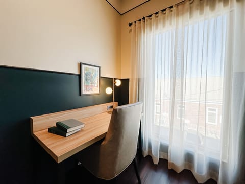 Premium bedding, in-room safe, desk, laptop workspace