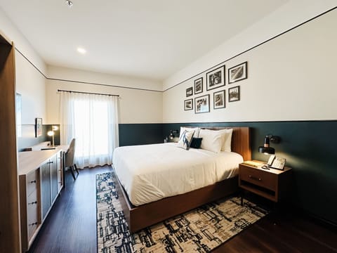 Premium Room | Premium bedding, in-room safe, desk, laptop workspace