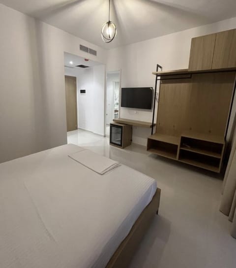 Deluxe Room | Iron/ironing board, free WiFi